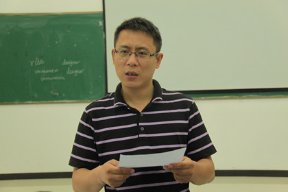 尚军正在为员工们讲解